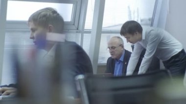 Kazan, Tataristan/Rusya - 20 Aralık 2016: Fotoğraf makinesi profesyonel mühendis 20 Aralık kazan ilginç modern ofis projesinde, gergin çalışıyor boyunca hareket eder