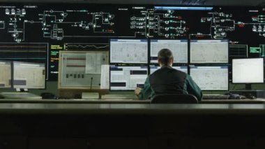 Kazan Tataristan/Rusya - 15 Kasım 2016: profesyonel operatör üniformalı oturur büyük Denetim Masası ekran ve düzeyleri ile 15 Kasım Kazan arka görünüm