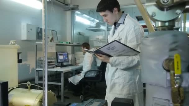Kazan Tatarstan Rusland December 2016 Young Laboratorium Assistent Geconcentreerd Witte — Stockvideo