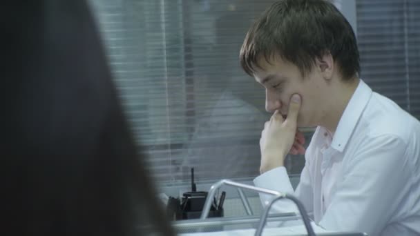 Kazan Tatarstán Rusia Diciembre 2016 Joven Concentrado Camisa Blanca Con — Vídeos de Stock