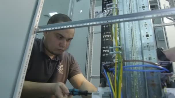 Kazan Tatarstan Rússia Dezembro 2016 Câmera Remove Jovens Técnicos Camisetas — Vídeo de Stock