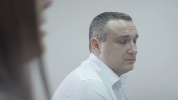 Kazan Tatarstan Russie Décembre 2016 Homme Chemise Blanche Assis Écoutant — Video