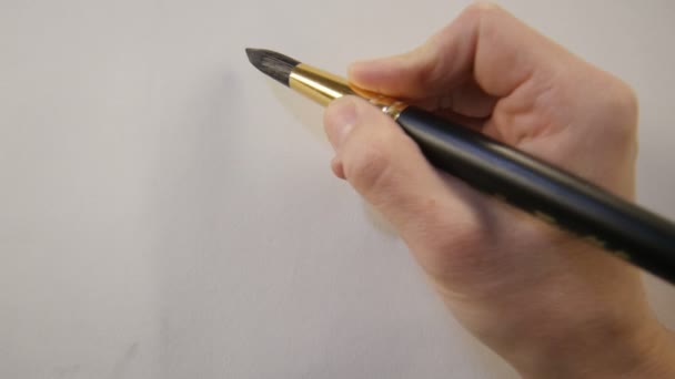 Hand tekenen met zwarte verf — Stockvideo