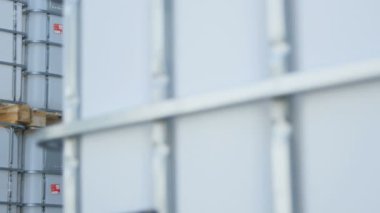 Kazan, Tataristan/Rusya - 23 Mart 2017: Kamera bir kenara taşır ve kazan 23 Mart tarihinde büyük beyaz plastik orta hacim kaplar ışık ambarındaki metal karkas gösterir