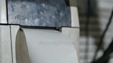 Kazan, Tataristan/Rusya - 23 Mart 2017: Closeup modern yararlı aygıt metal parça plastik durumda kazan 23 Mart tarihinde barkod etiket üretim tesisi ambarındaki yazdırır
