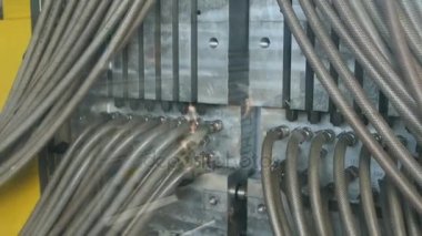 Kazan, Tataristan/Rusya - 23 Mart 2017: Cam büyük metal görünümü tuşuna basın formu açılır ve orta hacimli konteyner içinde makine kazan 23 Mart tarihinde taşınan