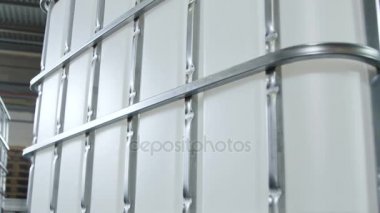 Kazan, Tataristan/Rusya - 23 Mart 2017: Closeup büyük beyaz plastik kazan 23 Mart tarihinde ışık depoda parlayan metal çerçeve orta hacimli kapta döner bitmiş