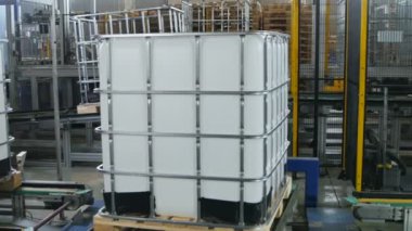 Kazan, Tataristan/Rusya - 23 Mart 2017: büyük beyaz plastik kazan 23 Mart tarihinde ambarındaki Palet üzerindeki metal çerçeve orta hacimli kapta döner bitmiş