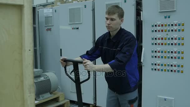 Tarastan 俄罗斯 2016年12月20日 慢动作工厂员工在装备与标志 Gks 运输总机与手动运输器在12月20日在喀山 — 图库视频影像