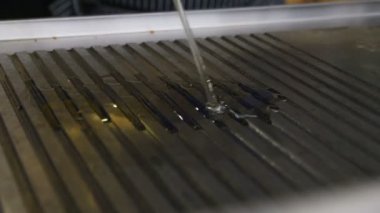 portre fotoğraf makinesi büyük siyah metal tepsi içinde modern mutfak pişirme tencere dökülen petrol dışarı gösterir