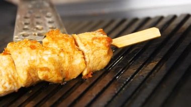 closeup ağır çekim aromatik taze lezzetli et ahşap çubuk üzerinde el ile mutfak spatula ile döndü