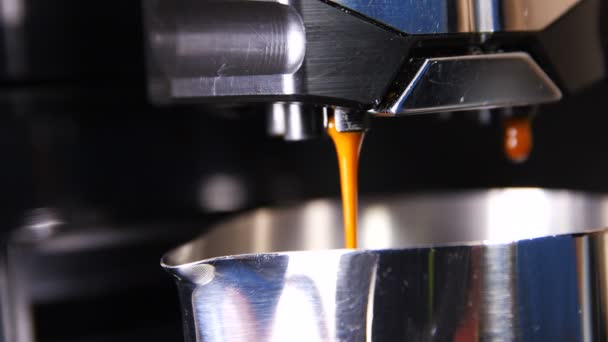 Makro Ağır Çekim Aromatik Güçlü Espresso Dökülen Metal Kupası Otomatik — Stok video