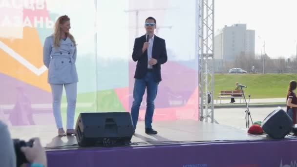 Kazan Tatarstan Rússia Abril 2017 Apresentadores Festival Câmera Lenta Fazem — Vídeo de Stock