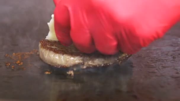 Macro Pessoa Luvas Colocar Carne Assada Palatável Cortar Pedaços Queijo — Vídeo de Stock