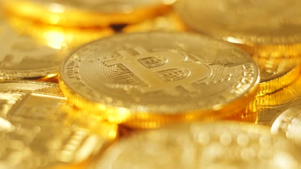 Monedas de oro caídas — Vídeos de Stock