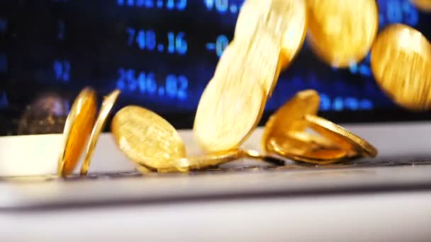 Padlé zlaté mince — Stock video