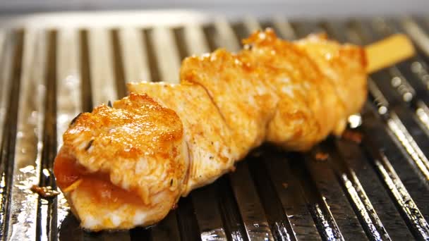 慢动作宏可口新鲜的肉与金黄外壳在开放烧烤准备的竹子棍子 — 图库视频影像