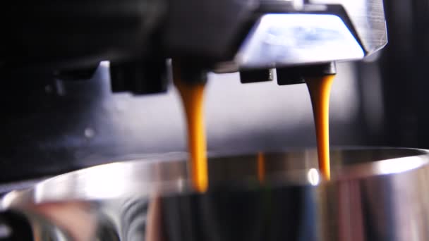 Makro Slowmotion Aromatisk Varm Espresso Som Utgjuter Skinande Metall Kopp — Stockvideo