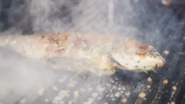 Pescado frito en la parrilla — Vídeo de stock