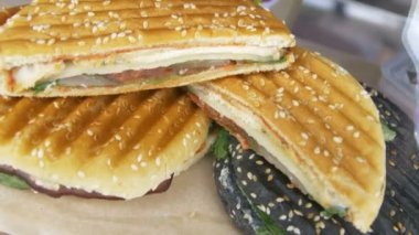 tatlı taze sulu lezzetli siyah ve beyaz ile hamburger tabakta sebze ve et peynir pastırma