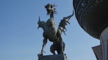 Kazan, Tataristan/Rusya - 15 Nisan 2017: ağır çekim kamera üzerinde 15 Nisan kazan Kupası formundaki Kayıt ofisi yakınında yer alan siyah büyük ejderha heykeli etrafında hareket eder
