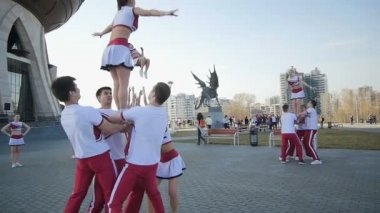 Kazan, Tataristan/Rusya - 15 Nisan 2017: ağır çekim profesyonel akrobatlar flaş mafya üzerinde 15 Nisan Kazan Düğün Sarayı yakınındaki akrobatik feat gerçekleştirerek katılmak