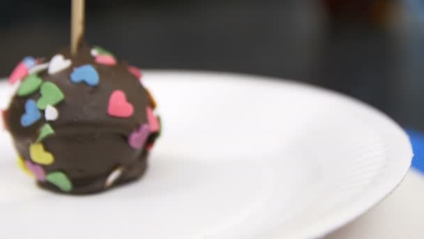 Крупним Планом Камера Рухається Вздовж Солодкого Шоколаду Смачний Торт Прикрашений — стокове відео