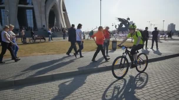 Kazan Tatarstan Russia April 2017 Slow Motion Woman Cycles People — Stock Video