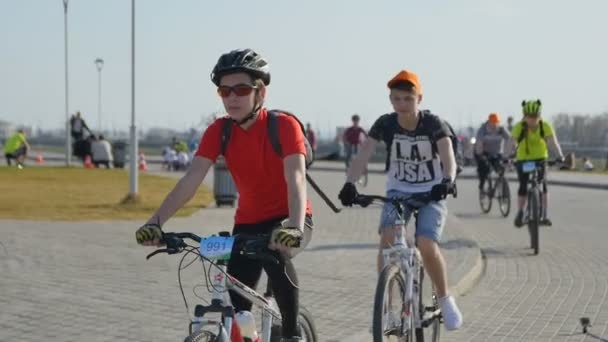 Kazan Tatarstán Rusia Abril 2017 Jóvenes Ciclistas Cámara Lenta Andan — Vídeos de Stock