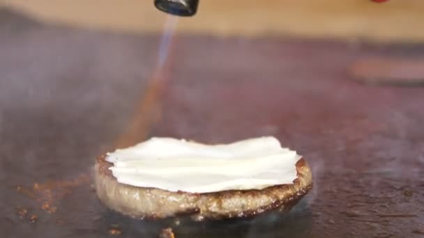 マクロ料理レストランで食欲をそそる焼き肉で製錬チーズの部分を火でパイプを指示します — ストック動画