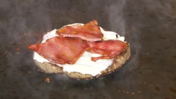 Closeup Deliciosa Costeleta Carne Com Queijo Bacon Frito Superfície Metal — Vídeo de Stock
