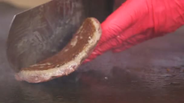 手袋でマクロ料理グリルの金属台所ヘラでおいしい揚げ肉側以上になります — ストック動画