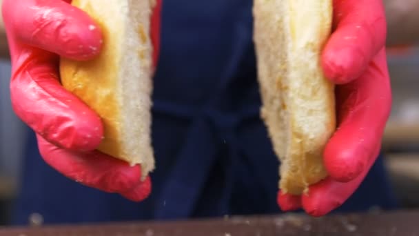 Närbild Slowmotion Spis Blå Uniform Och Rosa Handskar Klappar Färska — Stockvideo