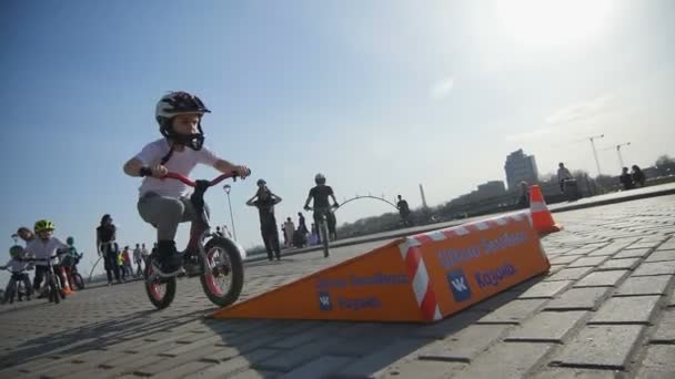 Kazan Tatarstan Russia April 2017 Slow Motion Little Cyclists Take — Stock Video