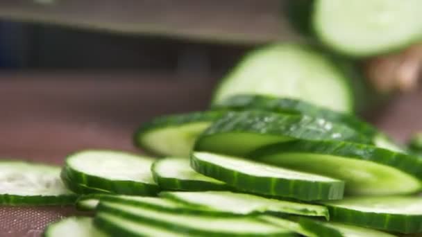 Primer Plano Cocina Profesional Corta Rápido Jugo Fresco Pepino Con — Vídeo de stock