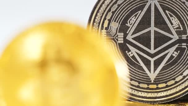 Weergave van gouden munten — Stockvideo