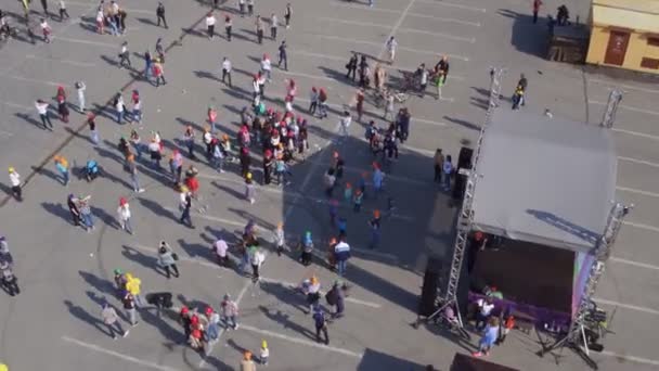 カザン タタールスタン共和国 ロシア連邦 2017 Flycam ステージ上回転し カザンの 日に大規模なイベントに参加するカラフルなキャップに人近く集まってました — ストック動画