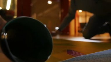 yavaş hareket insanlar kat yükseltme ve etiket eşit büyük daire oturma odasında yumuşatma tutkal