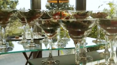 closeup lezzetli yemek cam yemekleri ve oturma odasında raflarda duruyor parti için hazır