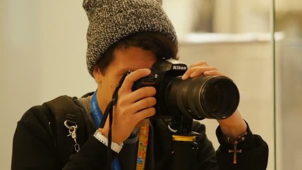 俄罗斯 2017年9月13日 年轻时尚时髦的摄影师在灰色帽与穿孔停止拍摄和微笑的相机在9月13日在喀山 — 图库视频影像