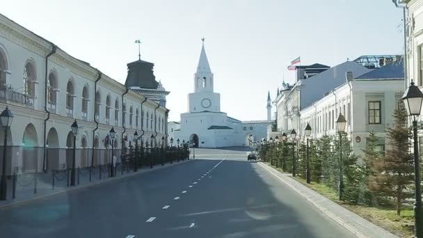缓慢的运动相机沿着街道之间的建筑建筑朝向白色的喀山克里姆林宫 — 图库视频影像