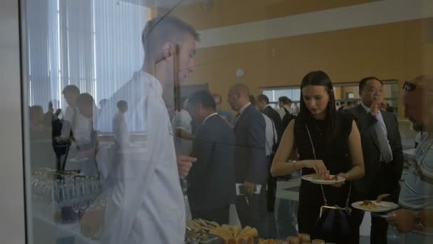 타타르 러시아 2017 케이크 요리와 웨이터 테이블에서 소요에 여자를 음료에 — 비디오