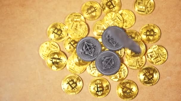 Упавшие золотые монеты — стоковое видео