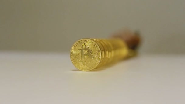 Упавшие золотые монеты — стоковое видео