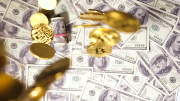 Monedas de oro caídas — Vídeo de stock