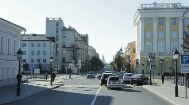 Kazan, Tataristan/Rusya - 19 Eylül 2017: ağır çekim modern otomobil kavşak ve 19 Eylül kazan uzaktan görünen beyaz Kazan kremlin doğru sürücü devre dışı bırak
