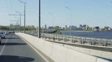 Kazan, Tataristan/Rusya - 19 Eylül 2017: yavaş hareket otomobil sürücü yolu baraj mesafe üzerinde 19 Eylül kazan şaşırtıcı cityscape karşı yakınındaki boyunca