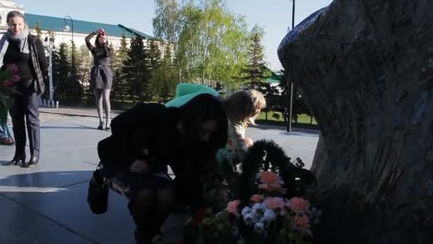 Kazan Tatarstan Venäjä Syyskuu 2017 Hidasliikkeiset Ihmiset Asettavat Kukkia Kuuluisalle — kuvapankkivideo
