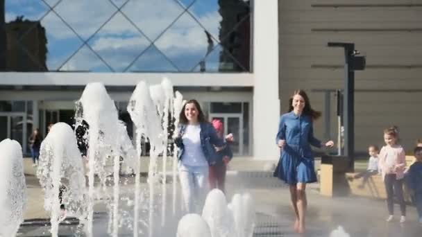 カザンの 日スローモーション陽気な若い女の子が公園で凝視している人々 の間で美しい立ち上がり噴水に沿って実行カザン タタールスタン共和国 ロシア連邦 2017 — ストック動画