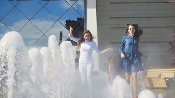 スローモーション少女の笑顔がカザンで 日催し物公園にあるストリーミングの噴水の間実行カザン タタールスタン共和国 ロシア連邦 2017 — ストック動画